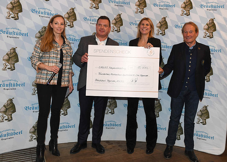 Julia Fleschenberg / Peter Hubert ( Wirt Bräustüberl ) / Anke Huber / Peter Heidecker ( Winzer Weinwelt Römmert ) / Neujahrsempfang des "Eagles Charity Golf Club"  im Herzoglichen Bräustüberl Tegernsee am 15.01.2023 / ©Foto:Schneider-Press/W.Breiteneicher 